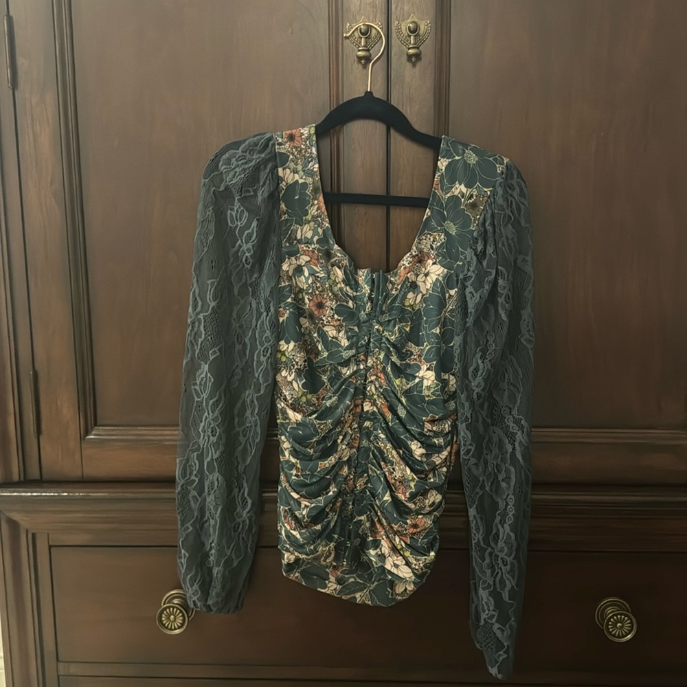 Gimmicks MED hook, and eye front closure blouse w/  lace sleeves. Stunning